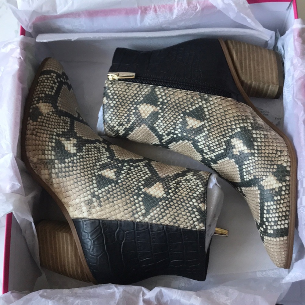 NWT Vince Camuto Grasem Booties - Picture 4 of 4